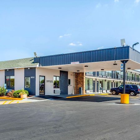 Econo Lodge Shorewood Экстерьер фото
