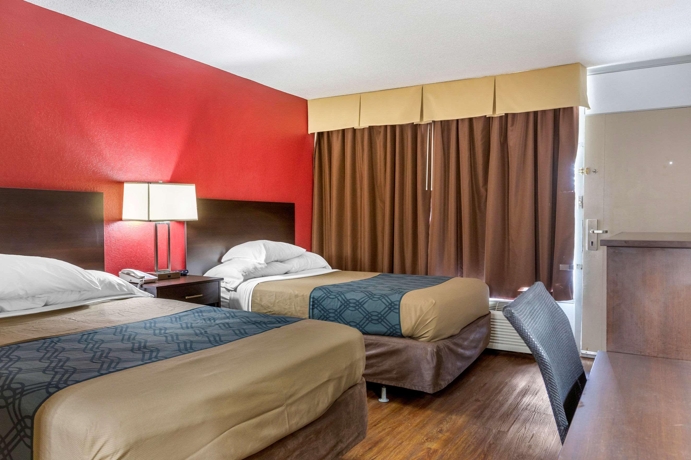Econo Lodge Shorewood Экстерьер фото
