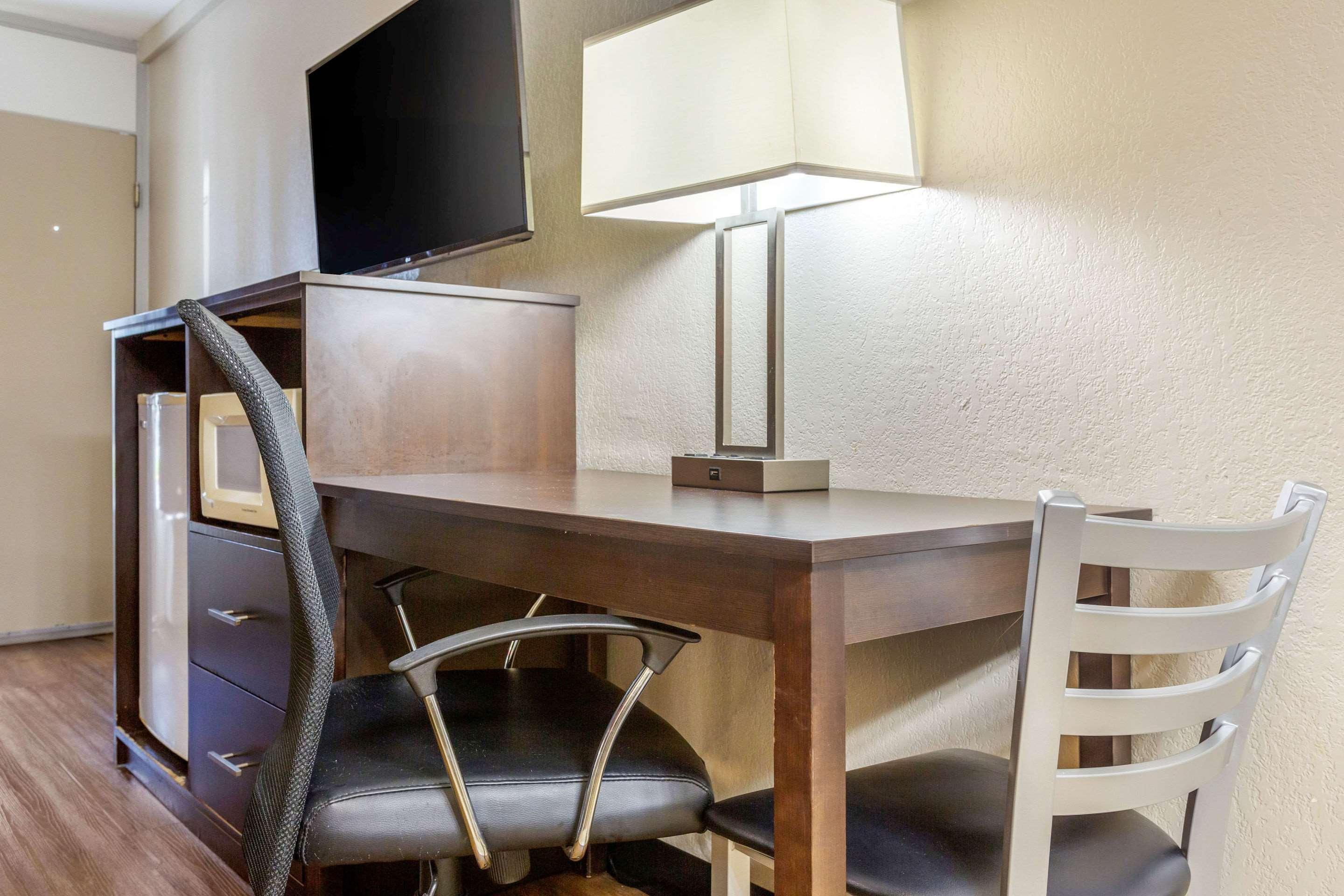 Econo Lodge Shorewood Экстерьер фото