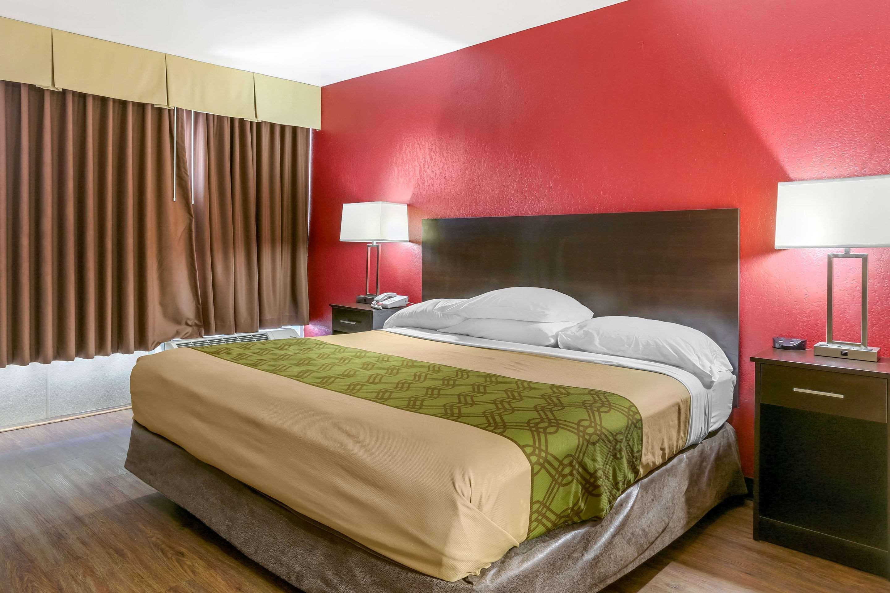 Econo Lodge Shorewood Экстерьер фото