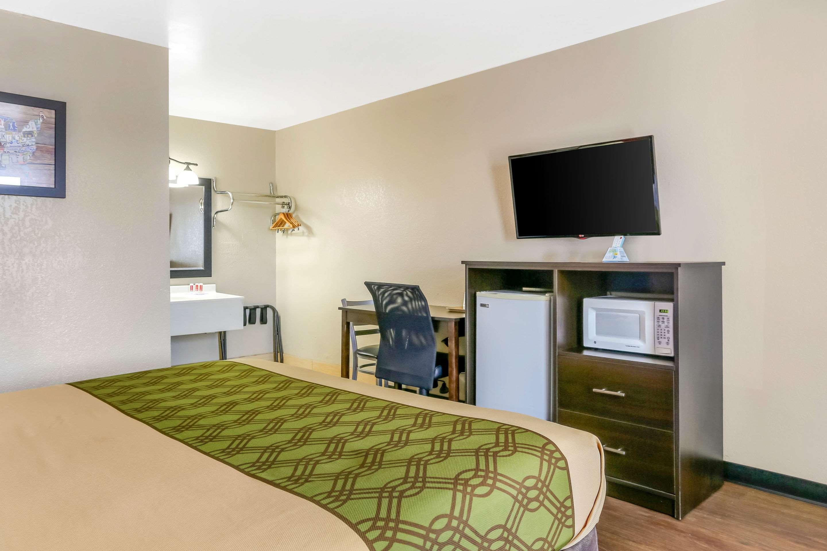 Econo Lodge Shorewood Экстерьер фото