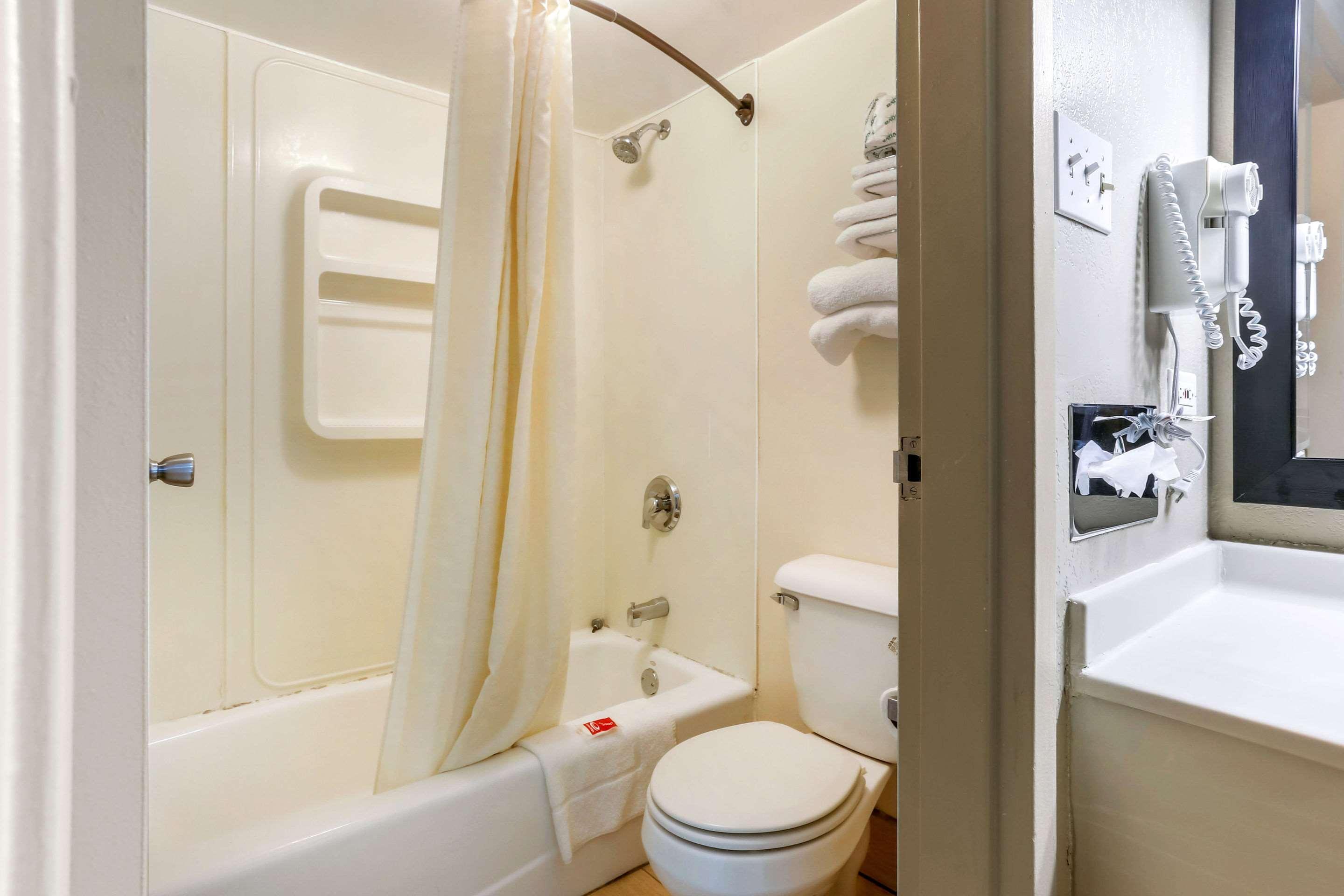 Econo Lodge Shorewood Экстерьер фото