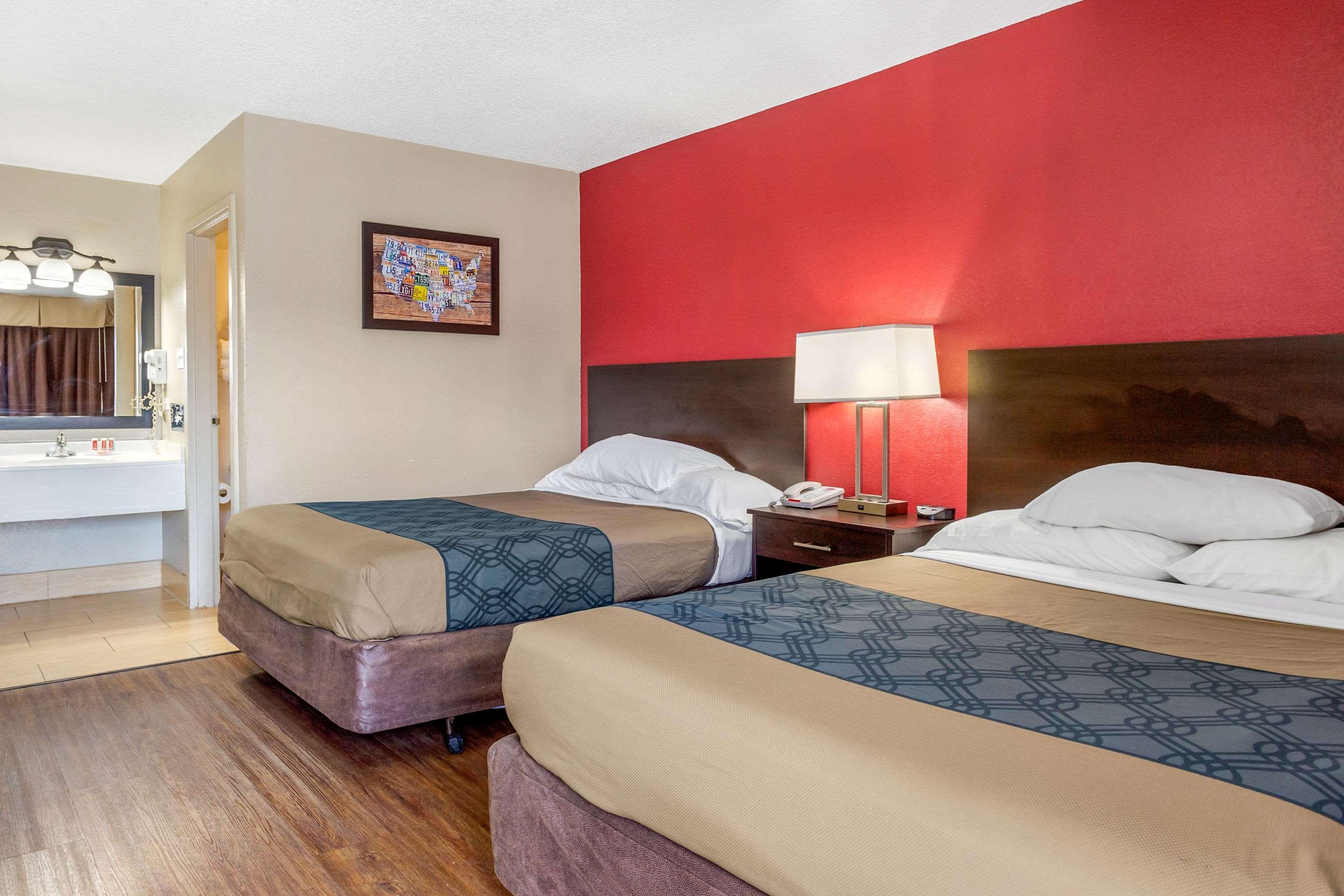 Econo Lodge Shorewood Экстерьер фото