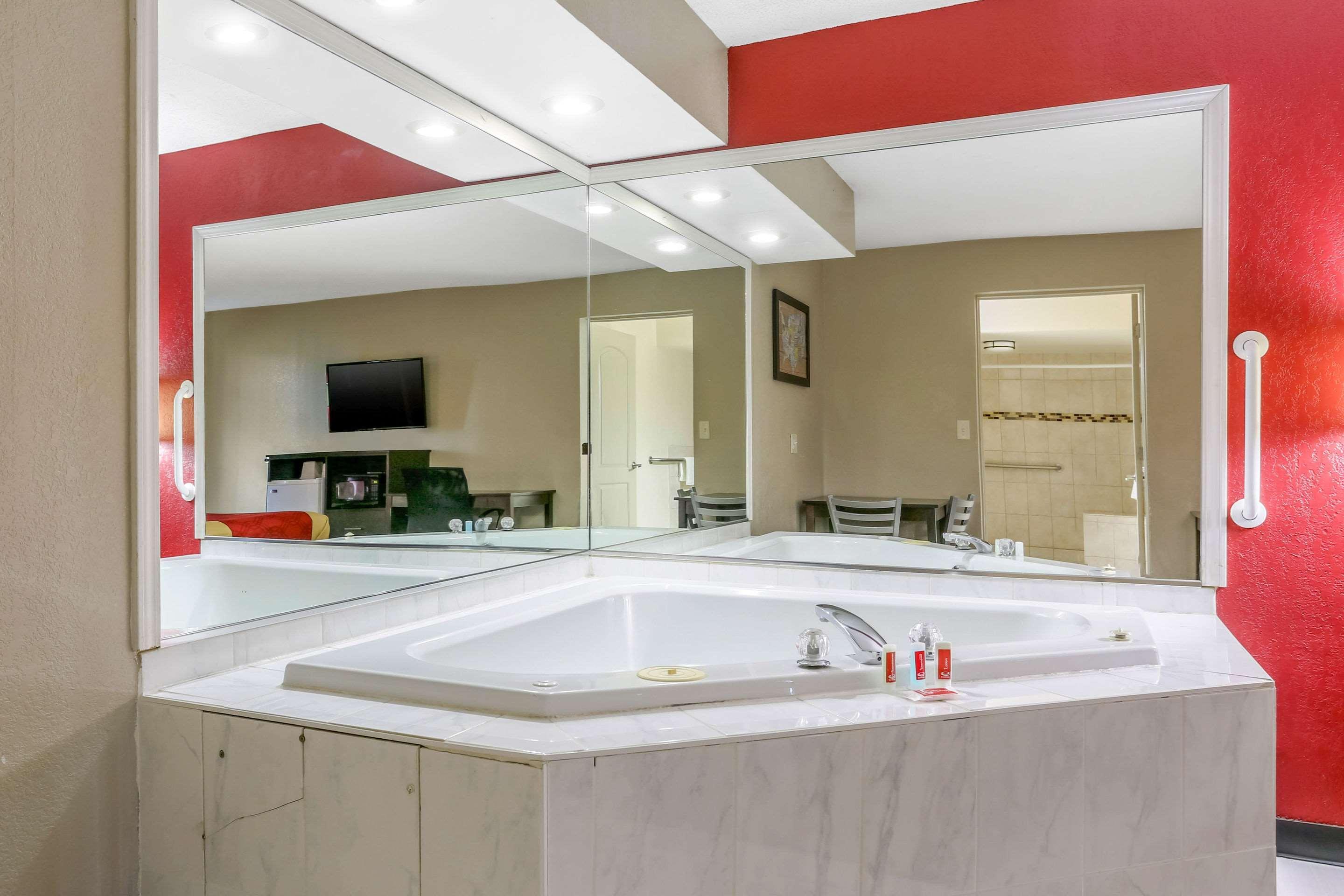 Econo Lodge Shorewood Экстерьер фото