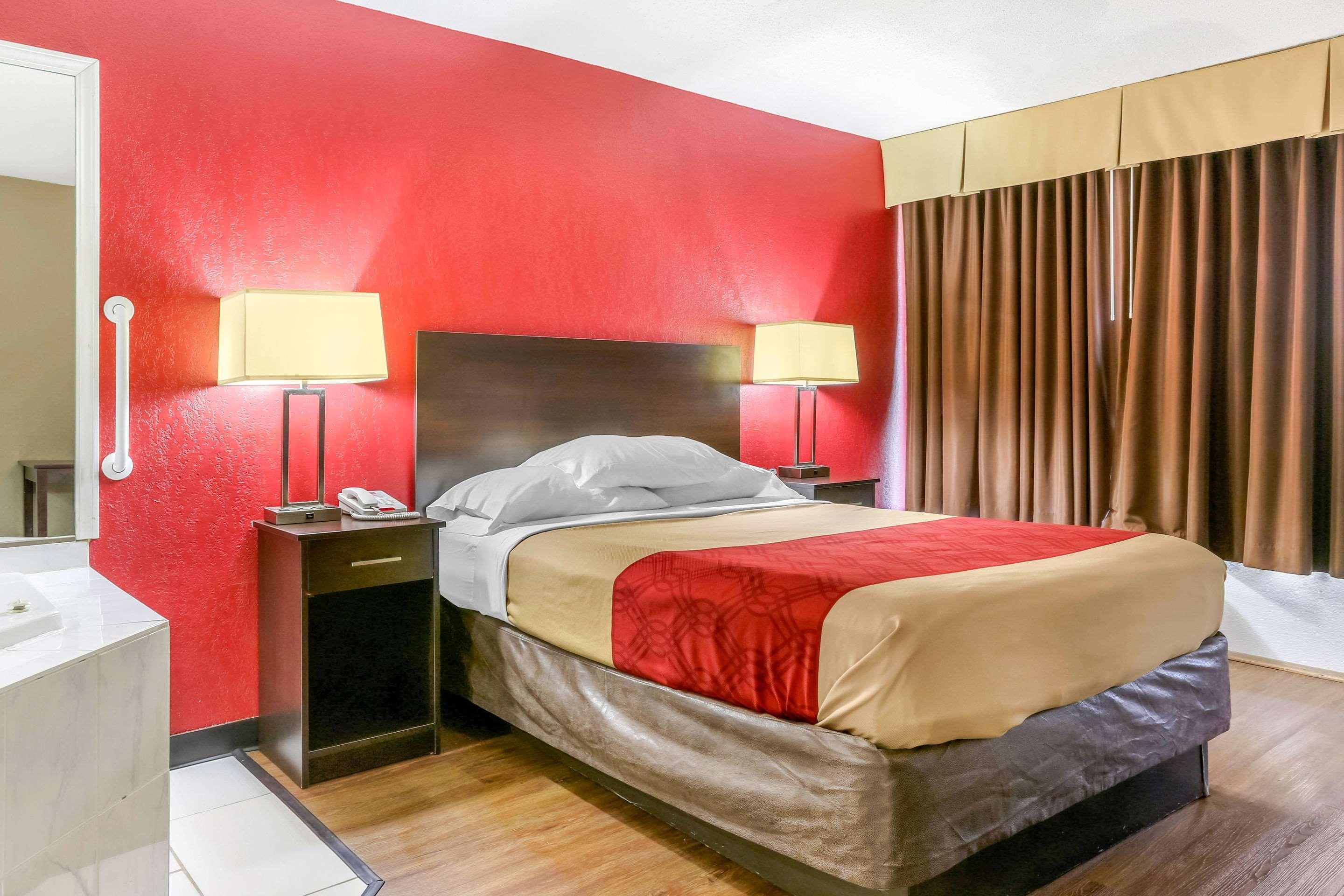 Econo Lodge Shorewood Экстерьер фото