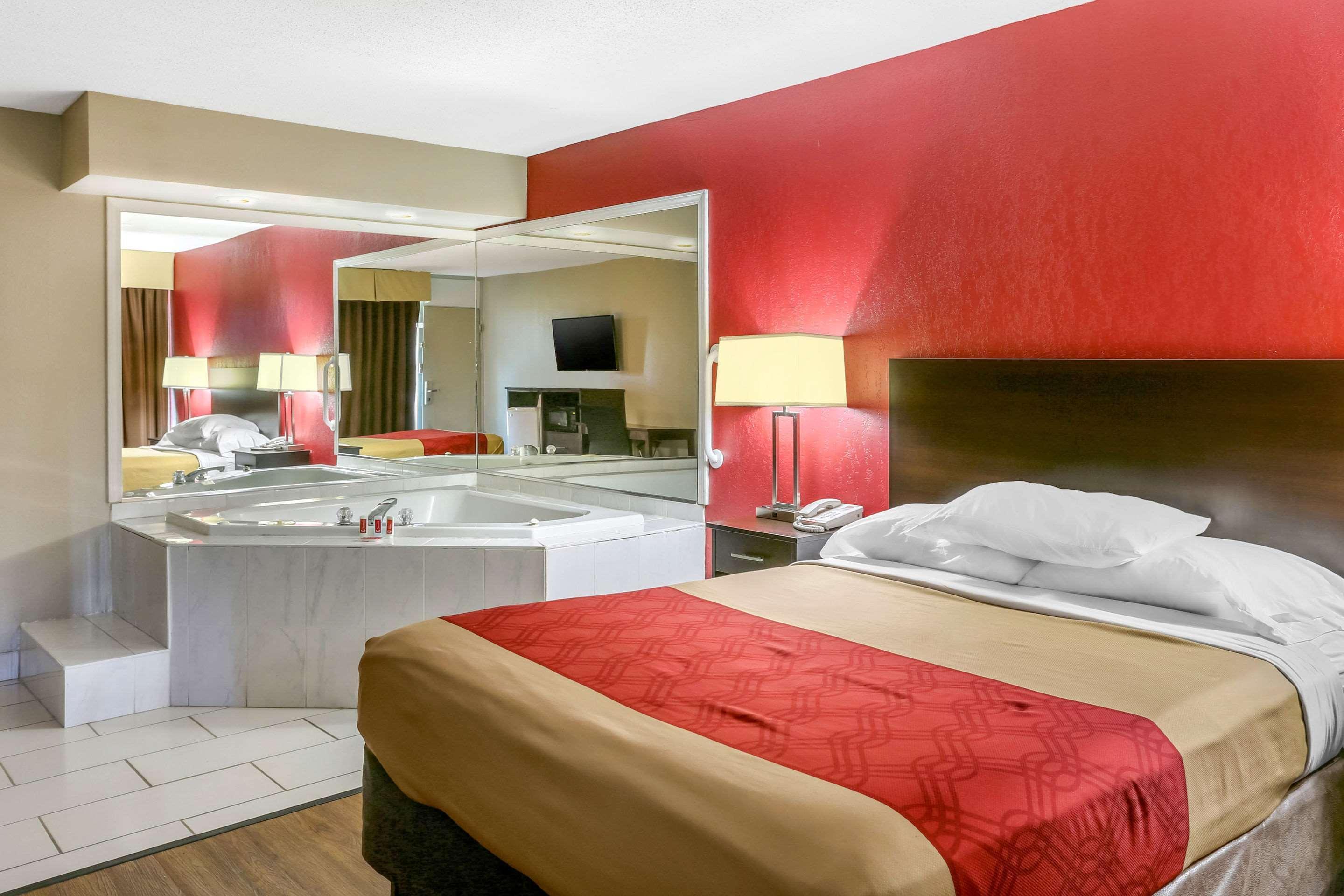 Econo Lodge Shorewood Экстерьер фото