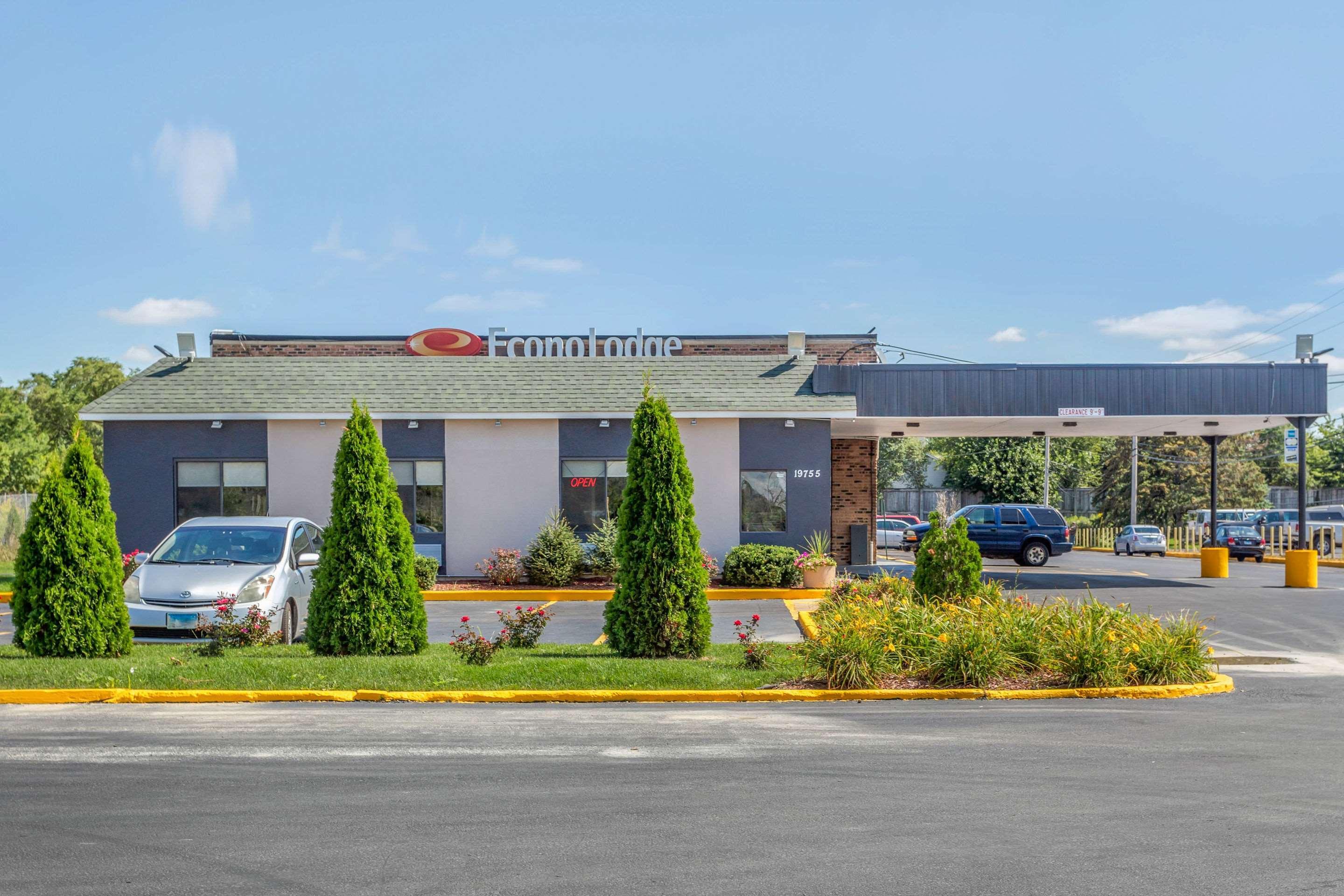 Econo Lodge Shorewood Экстерьер фото