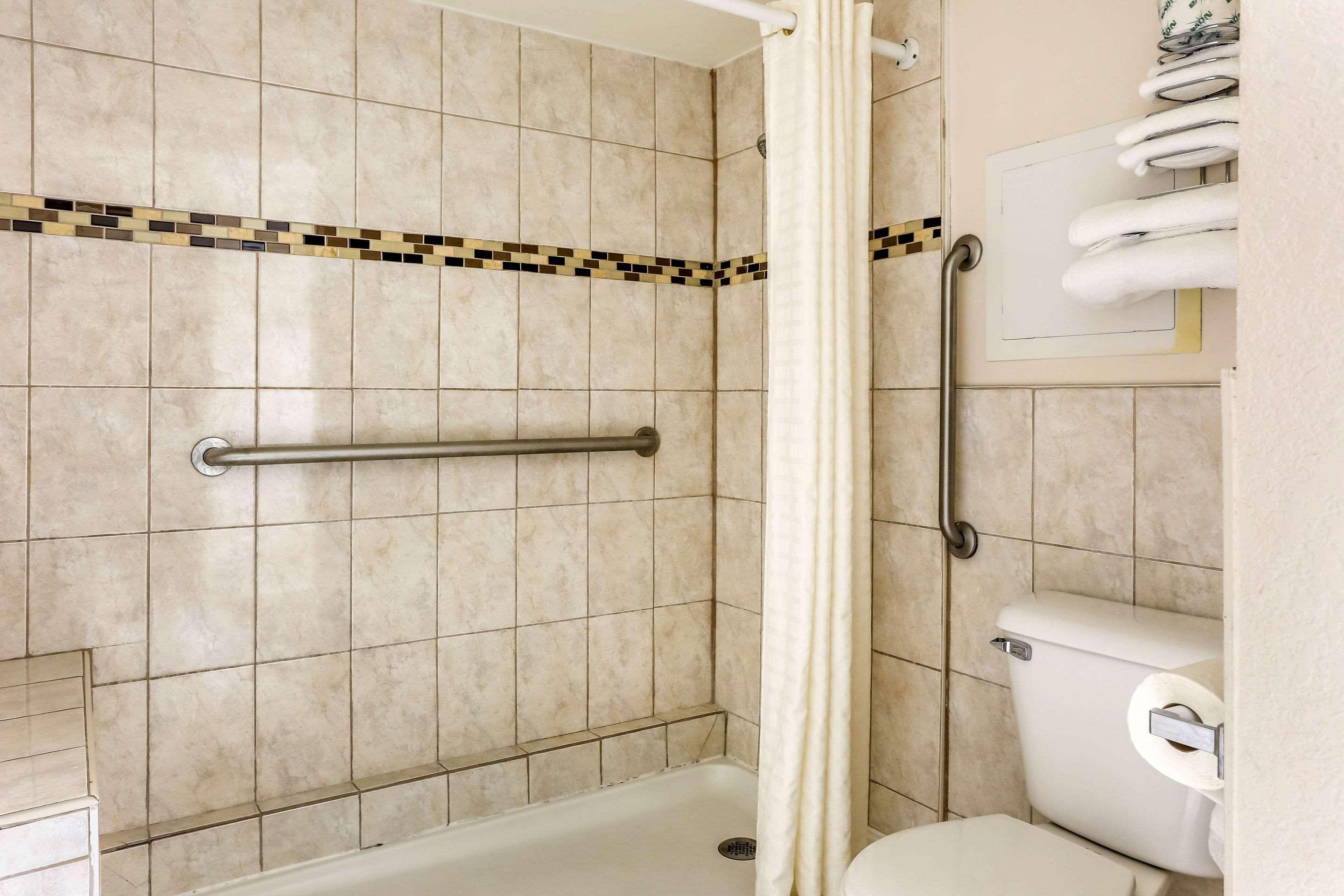 Econo Lodge Shorewood Экстерьер фото