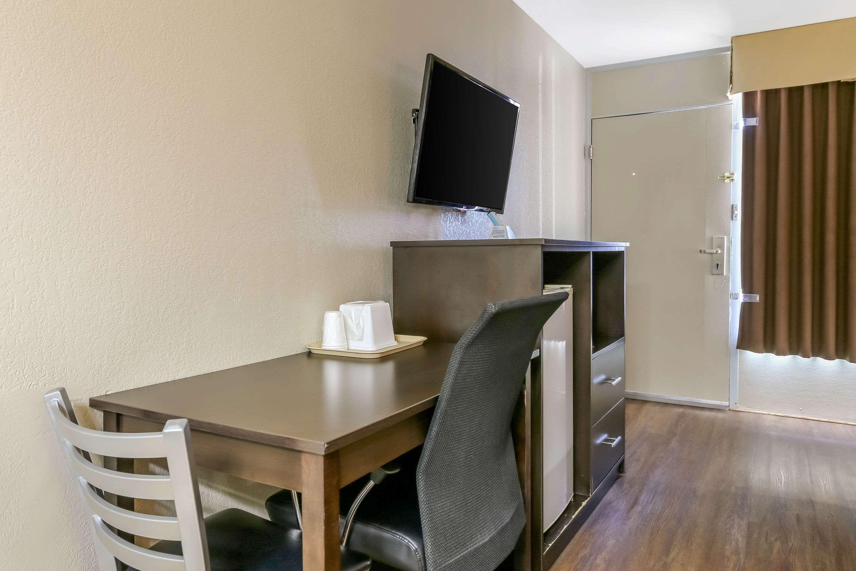 Econo Lodge Shorewood Экстерьер фото