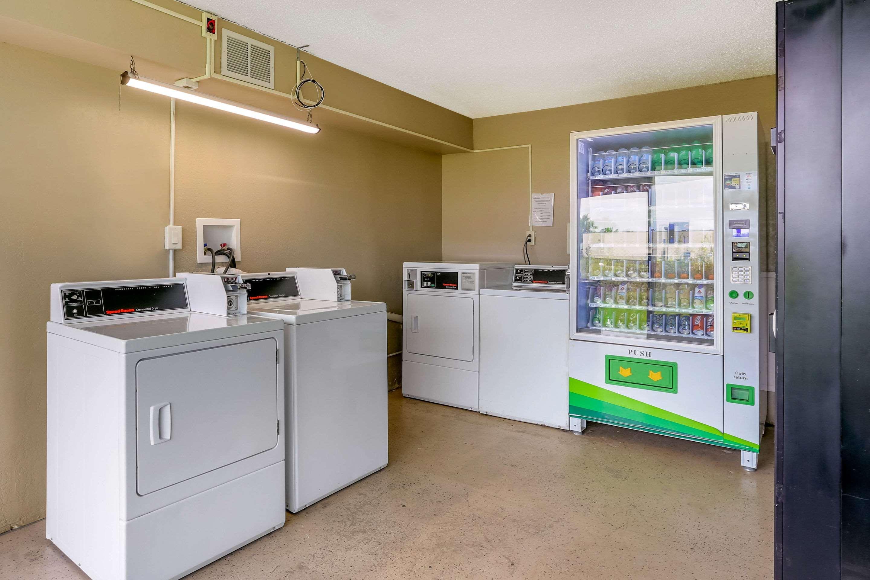 Econo Lodge Shorewood Экстерьер фото