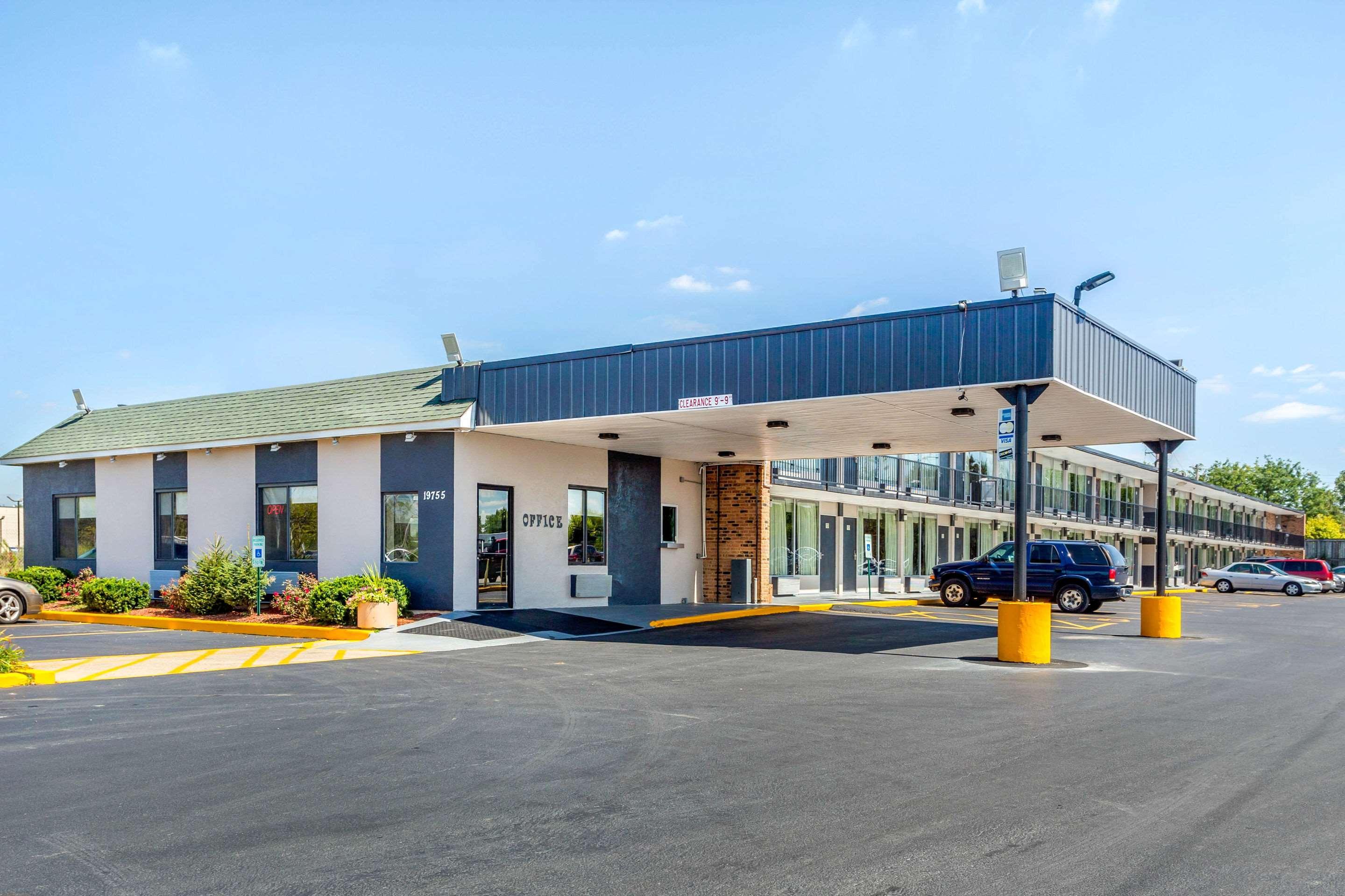Econo Lodge Shorewood Экстерьер фото