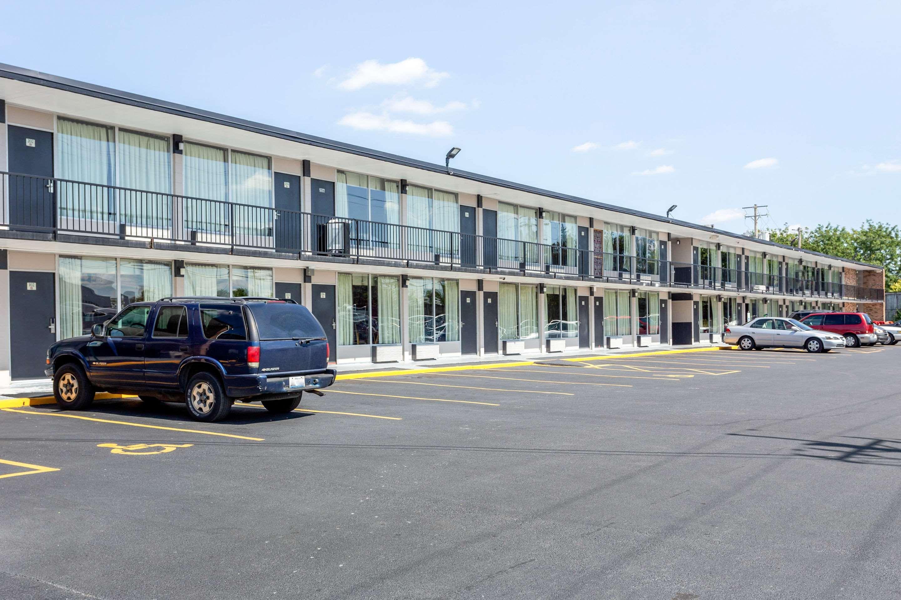 Econo Lodge Shorewood Экстерьер фото
