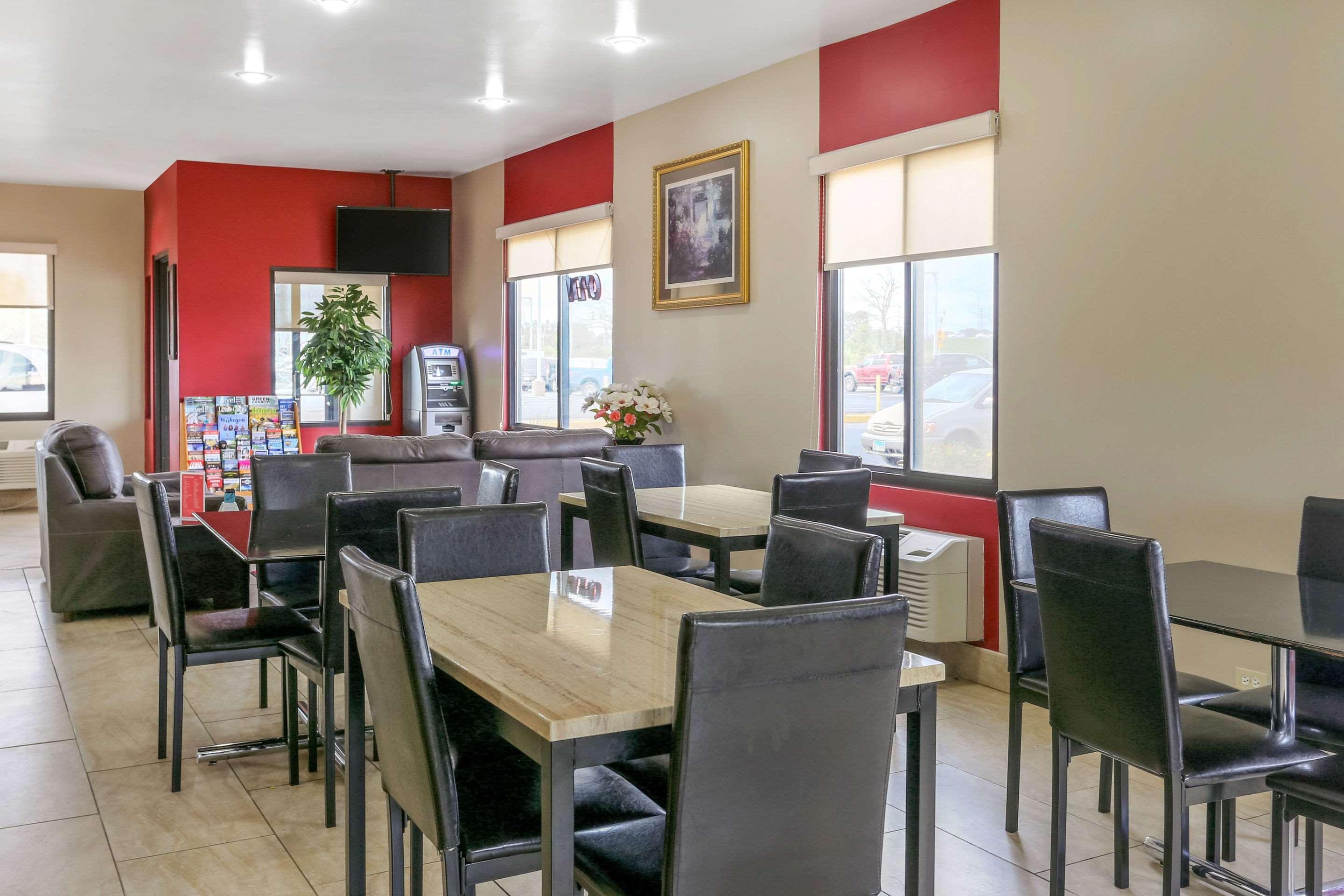 Econo Lodge Shorewood Экстерьер фото