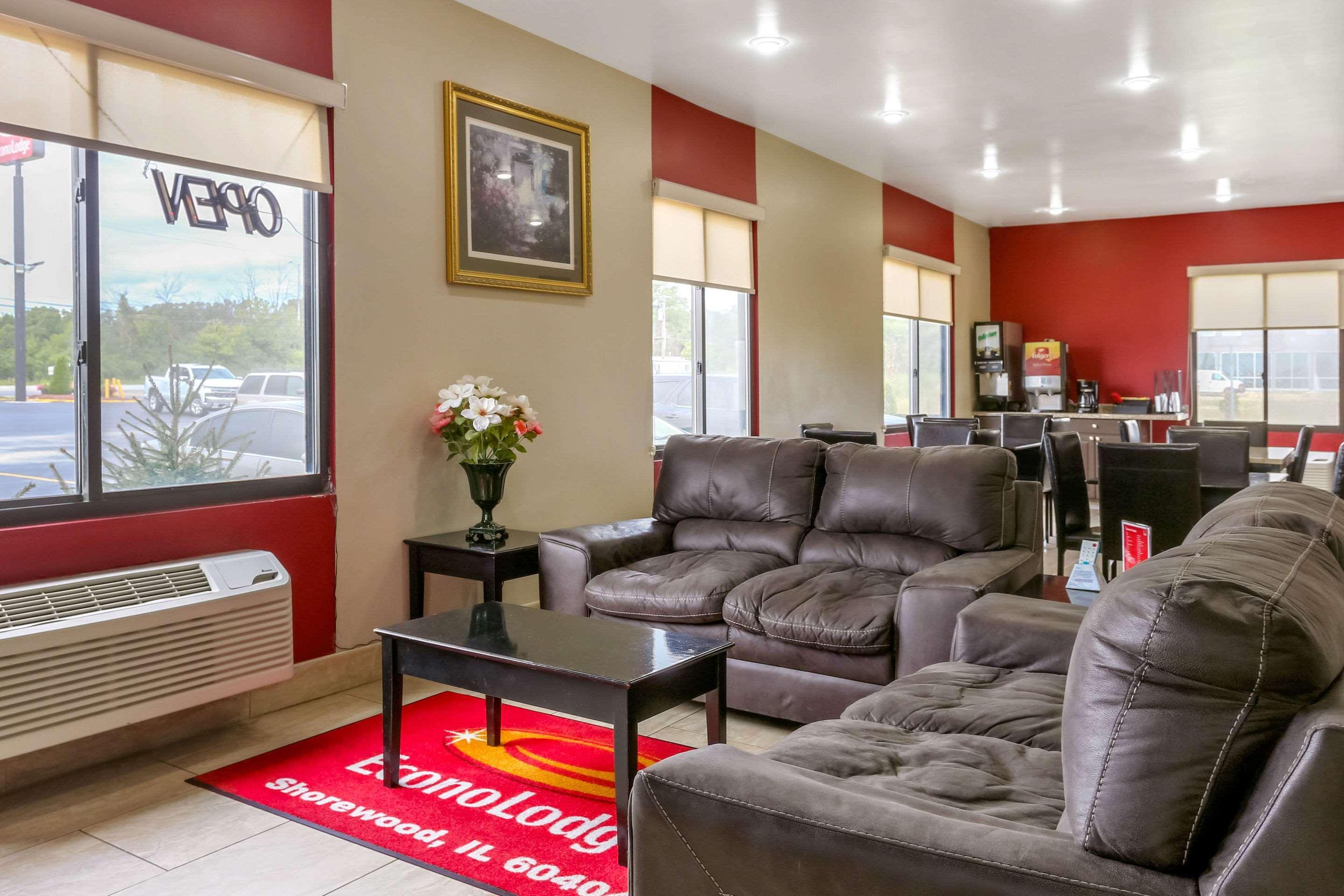 Econo Lodge Shorewood Экстерьер фото