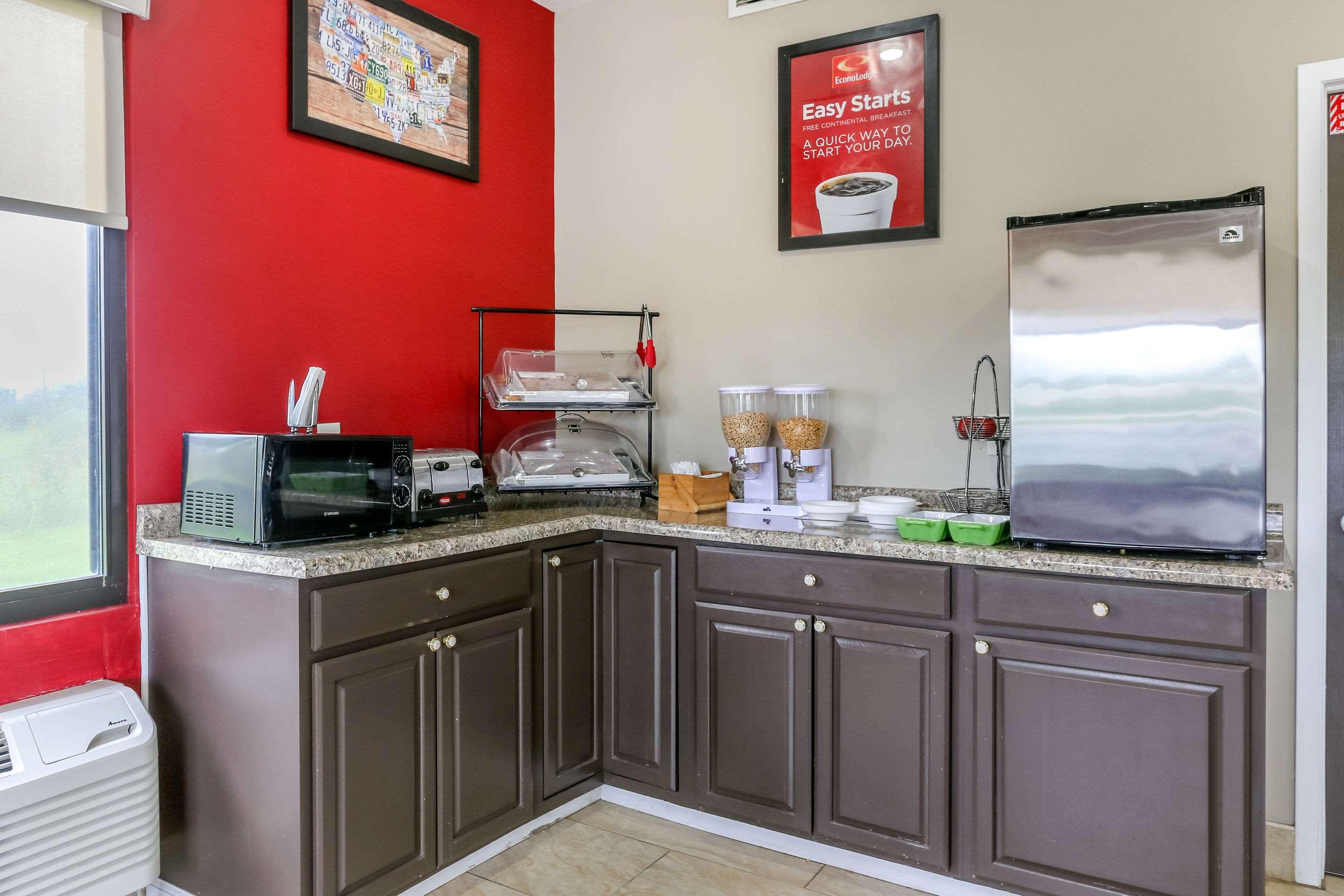 Econo Lodge Shorewood Экстерьер фото