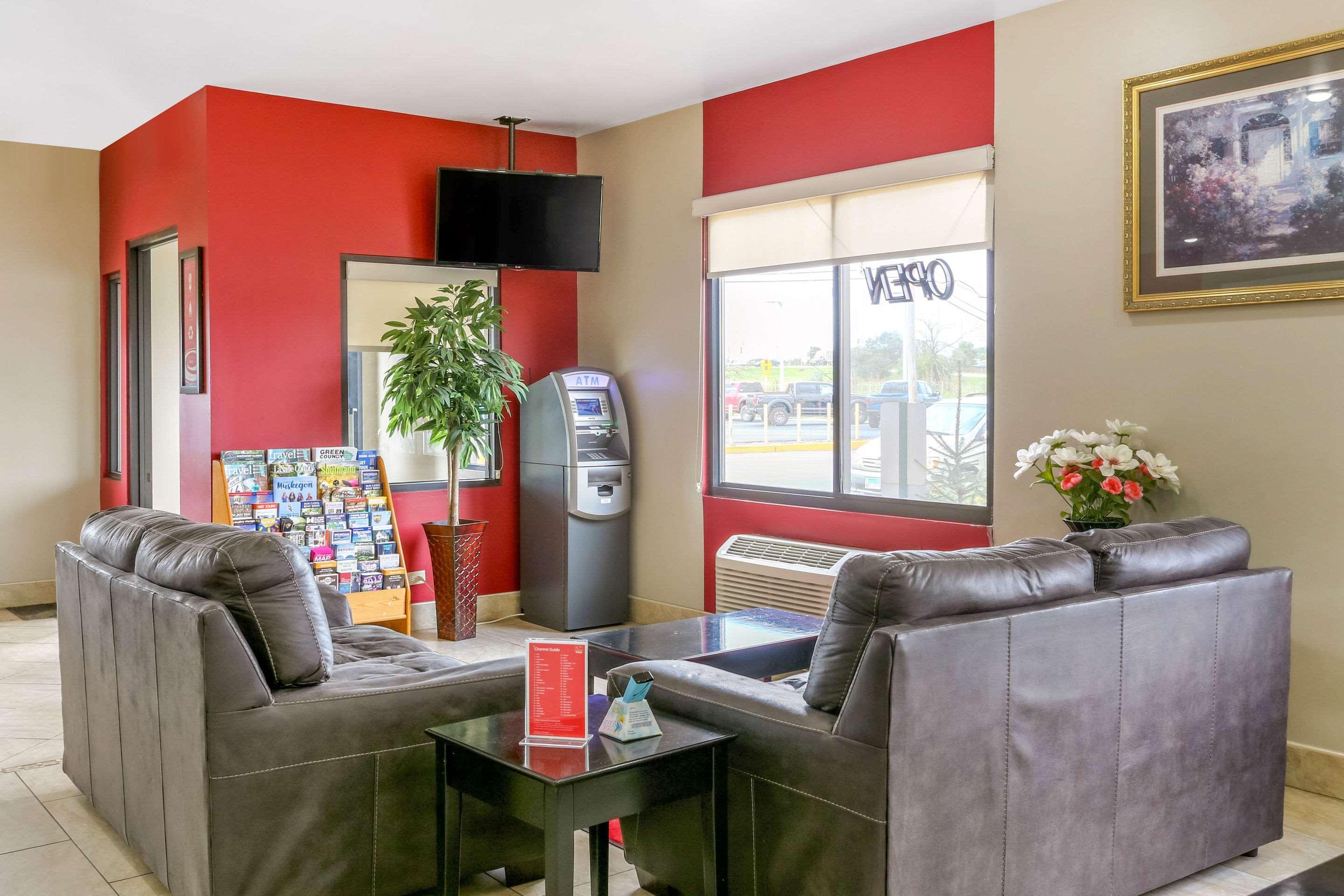 Econo Lodge Shorewood Экстерьер фото