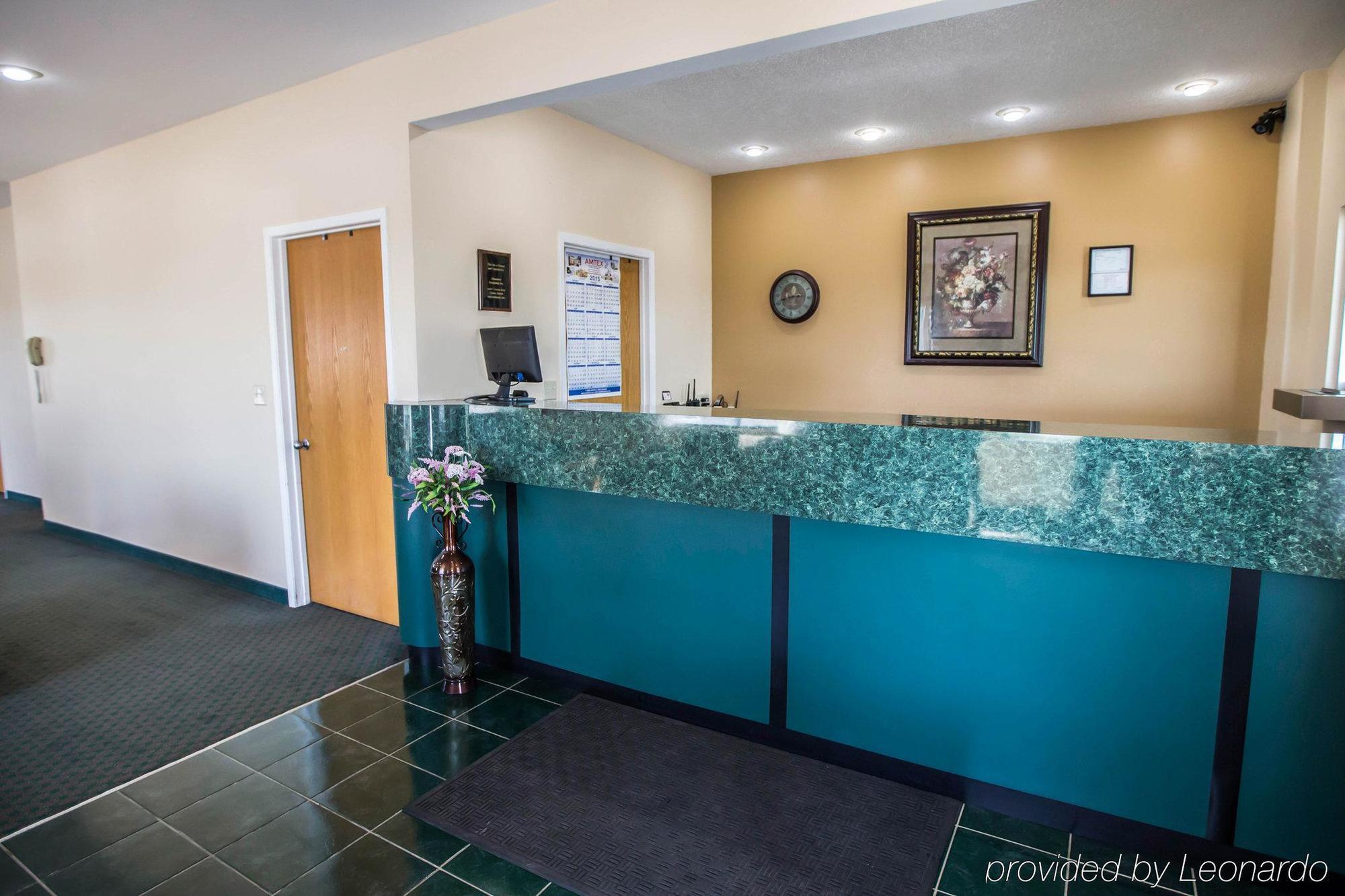 Econo Lodge Shorewood Экстерьер фото