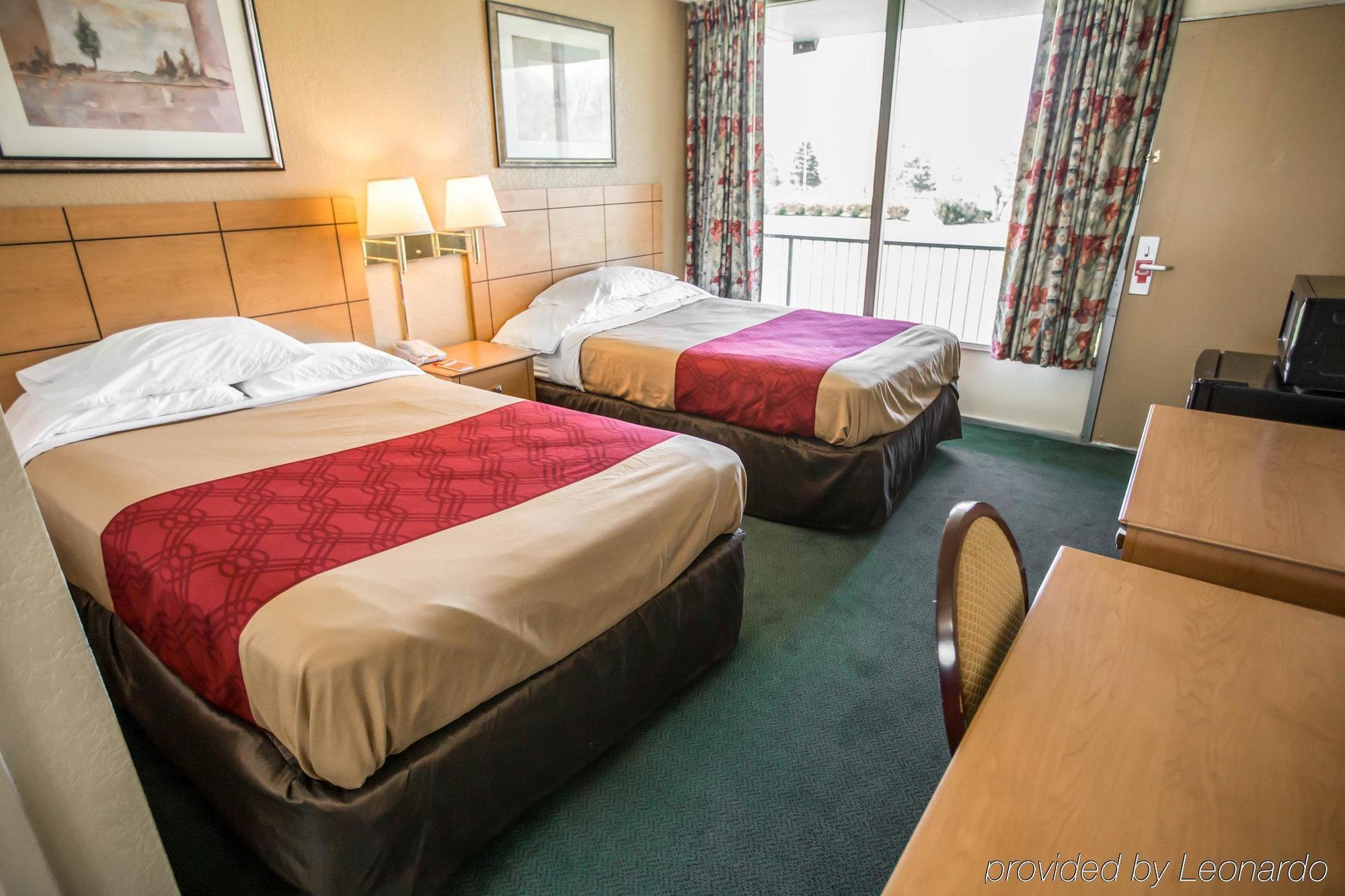Econo Lodge Shorewood Экстерьер фото