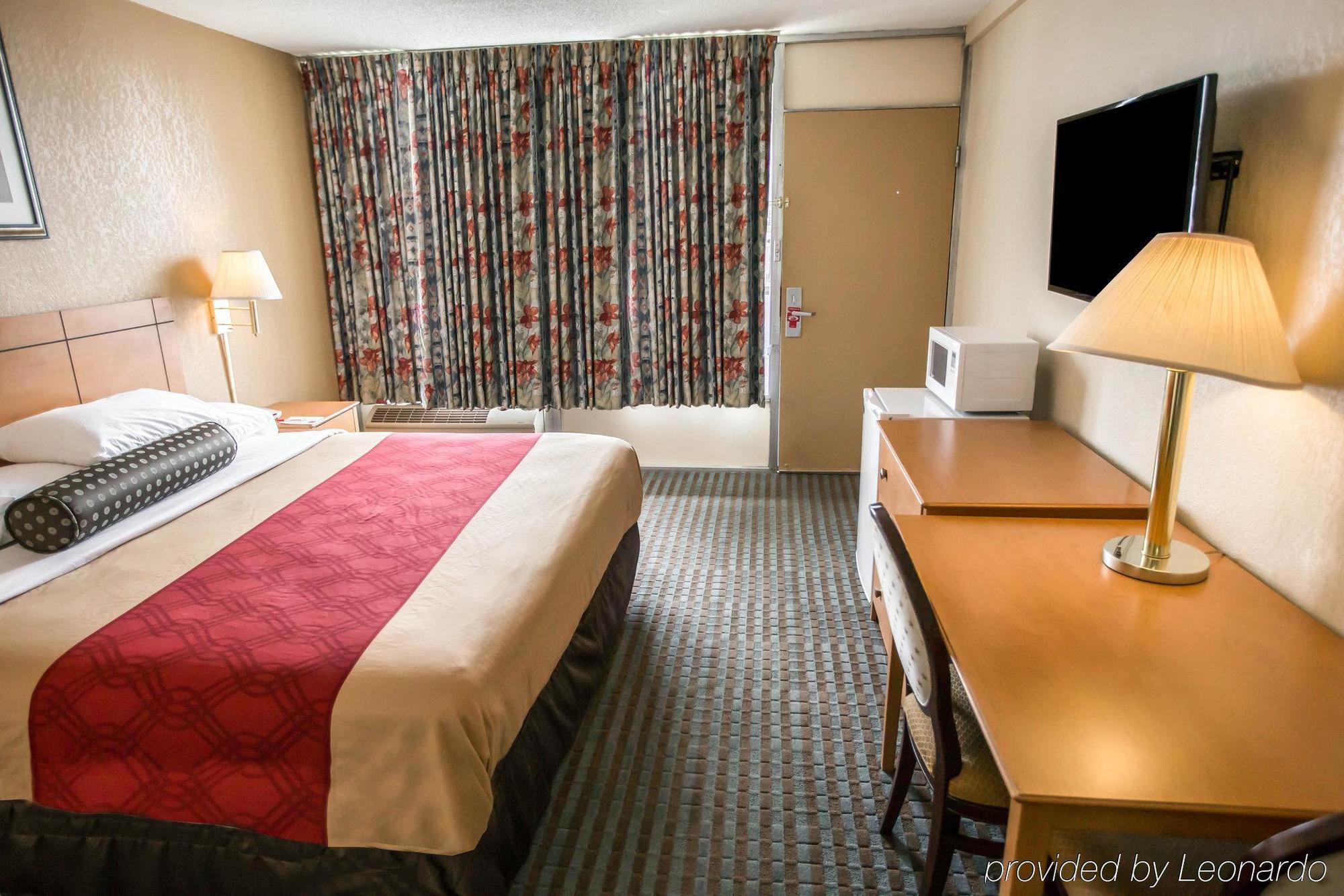 Econo Lodge Shorewood Экстерьер фото