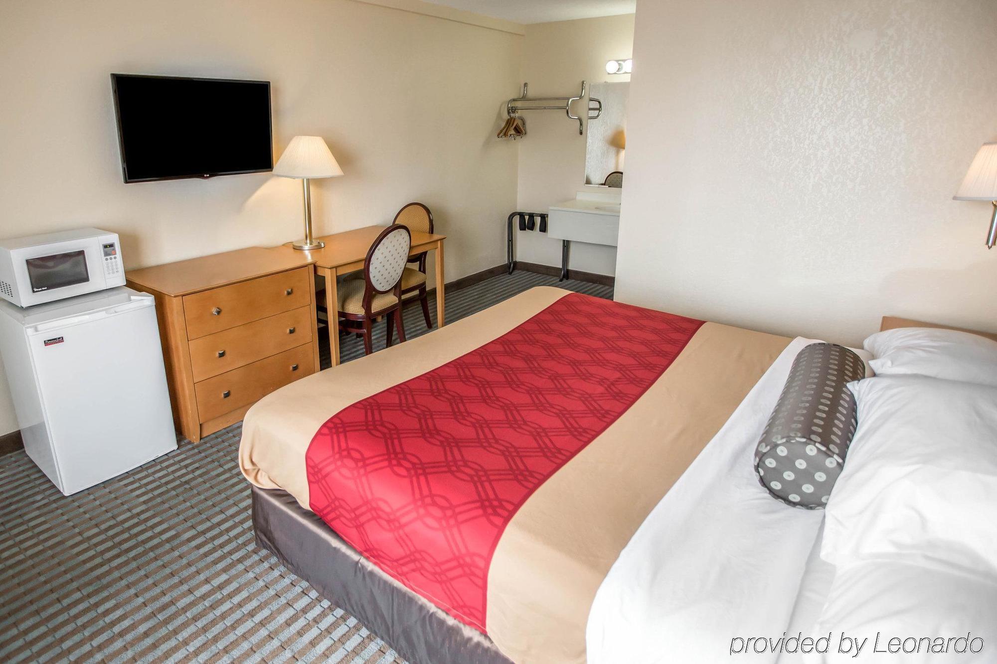 Econo Lodge Shorewood Экстерьер фото