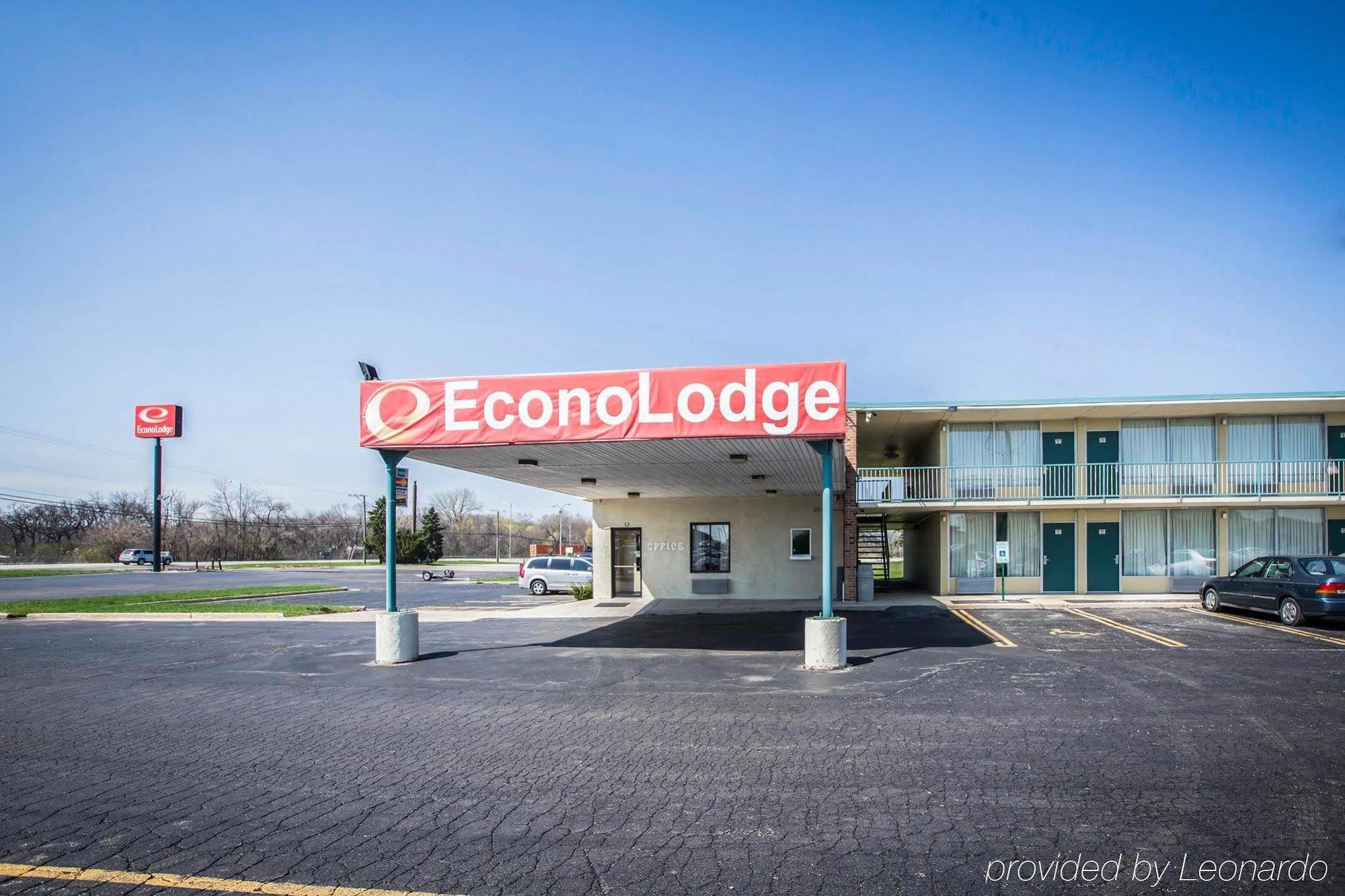 Econo Lodge Shorewood Экстерьер фото