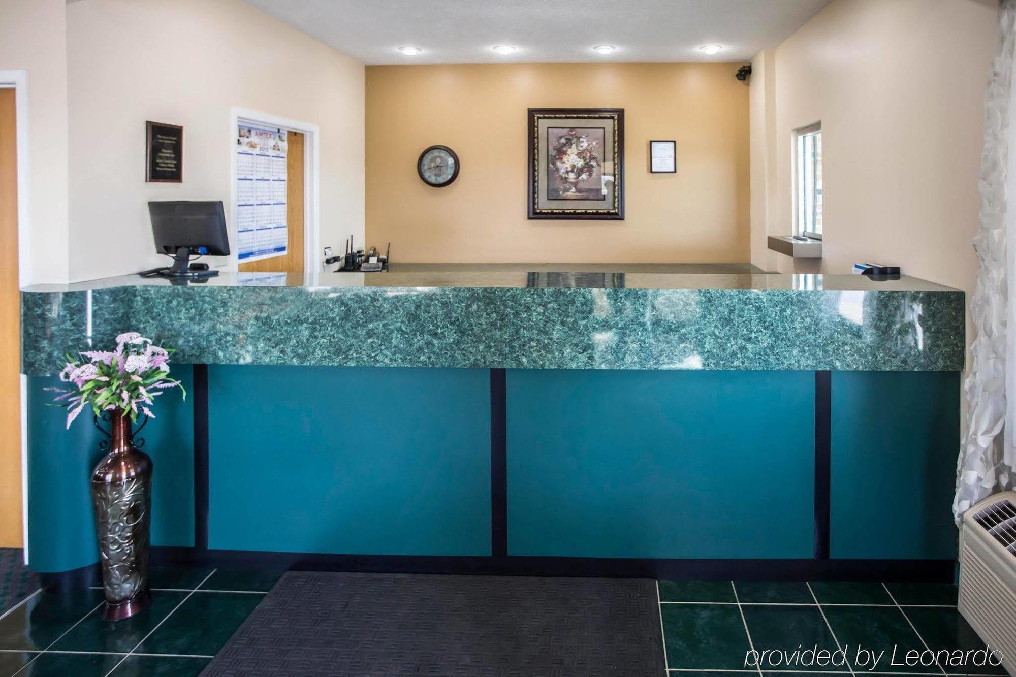 Econo Lodge Shorewood Экстерьер фото
