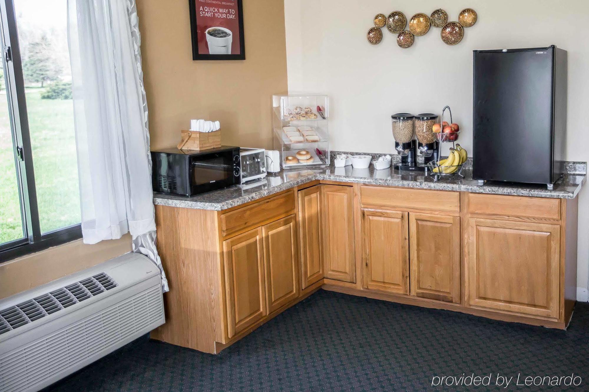 Econo Lodge Shorewood Экстерьер фото