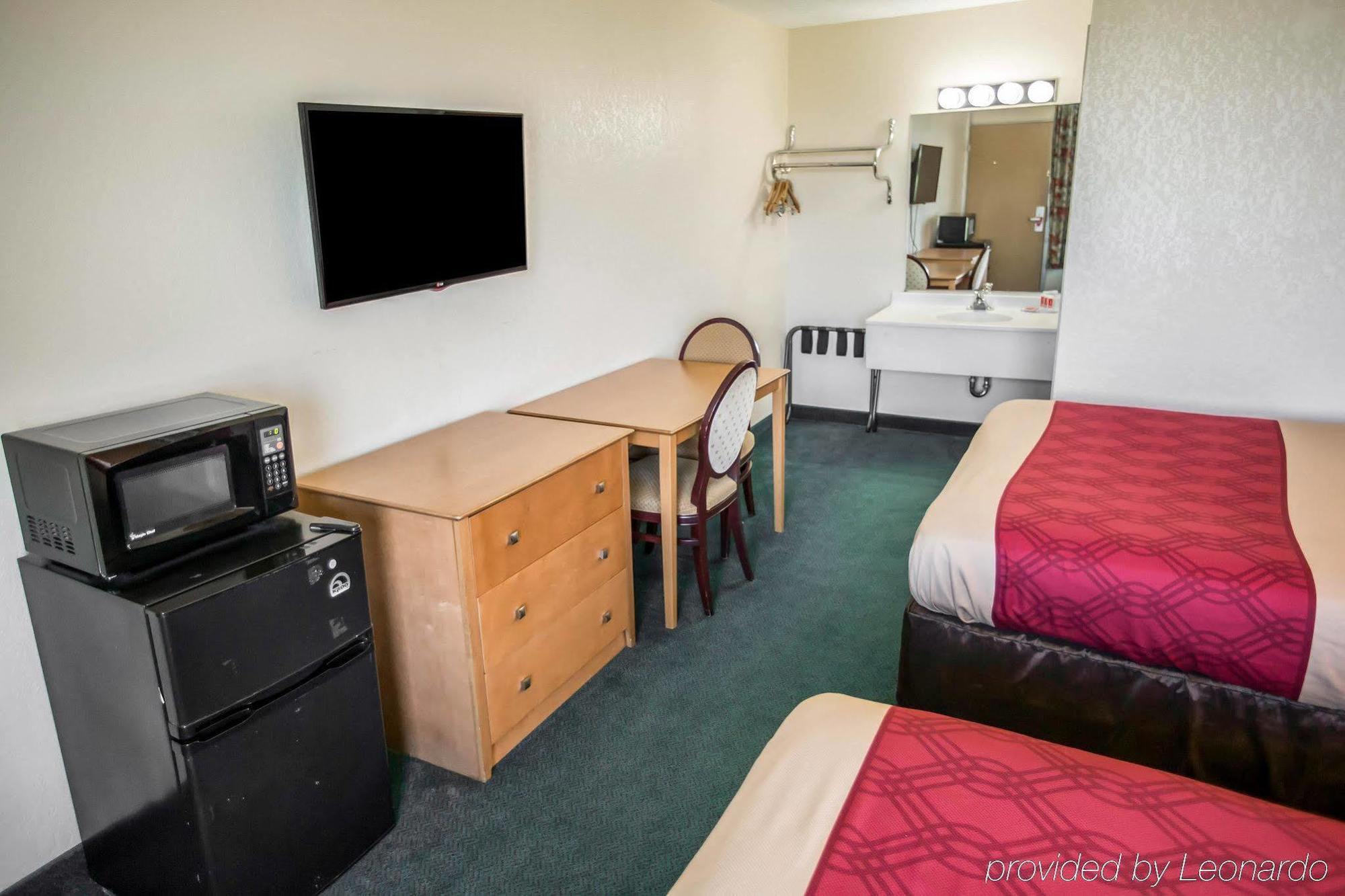 Econo Lodge Shorewood Экстерьер фото