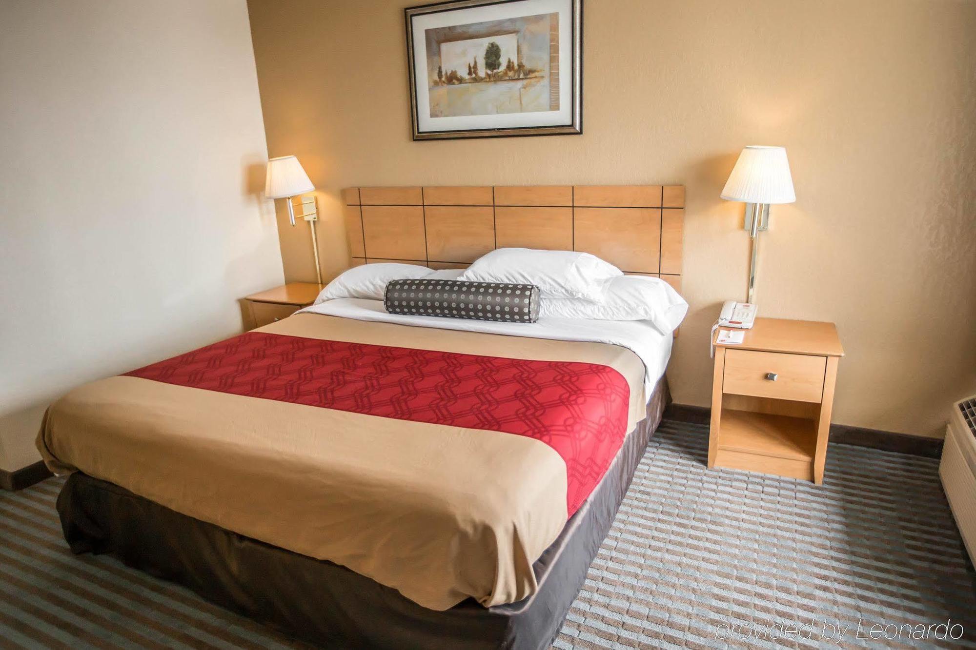 Econo Lodge Shorewood Экстерьер фото