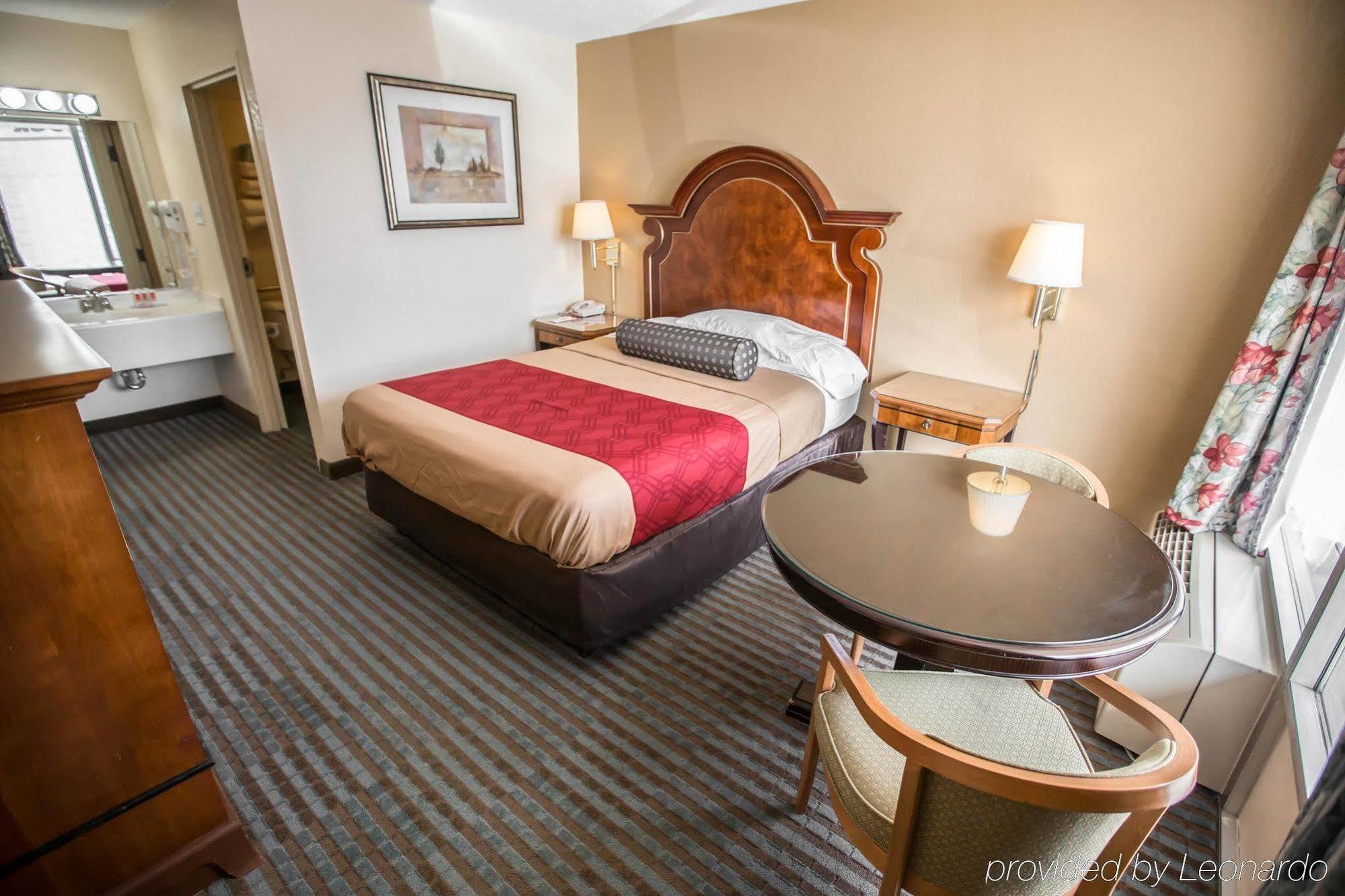 Econo Lodge Shorewood Экстерьер фото