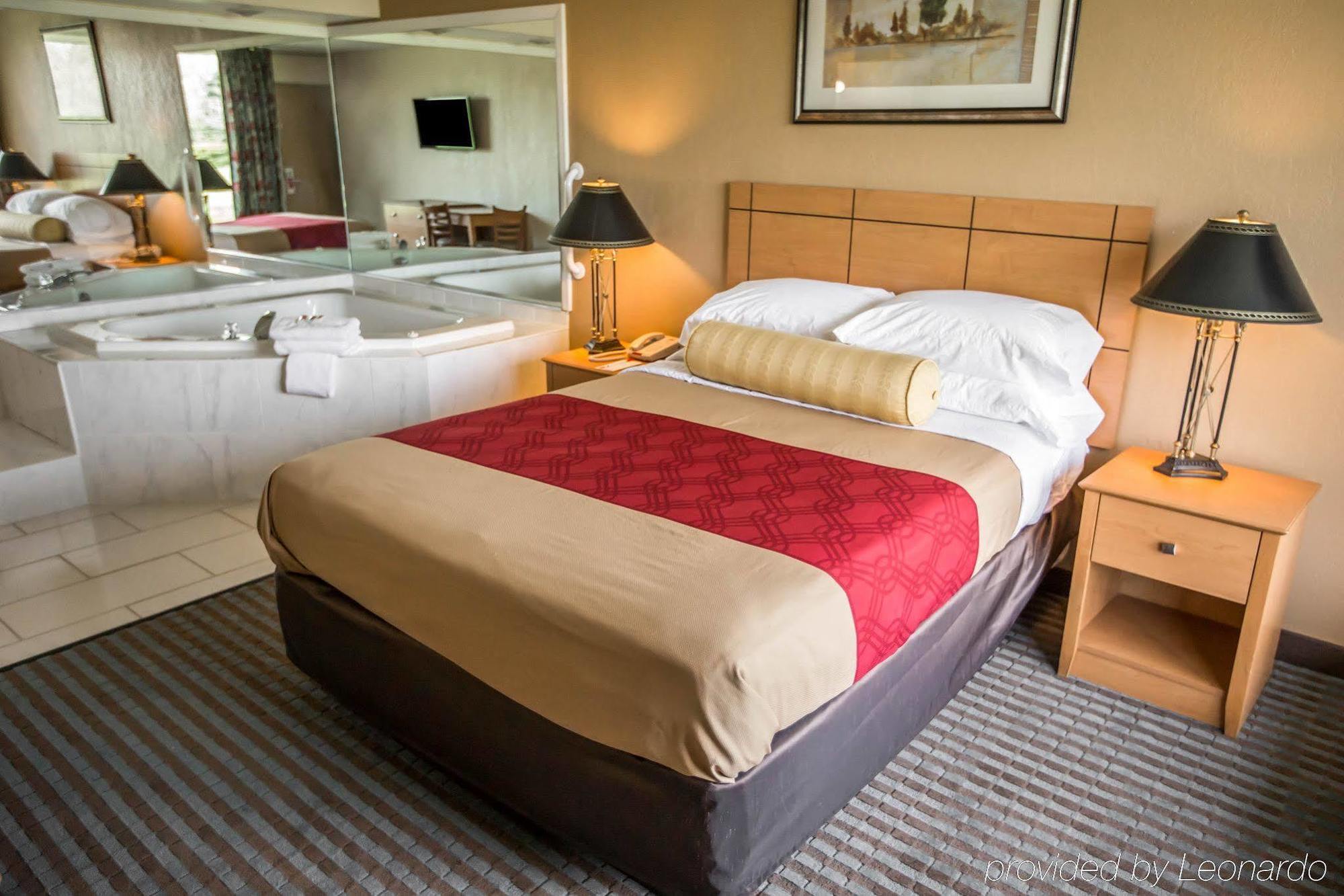 Econo Lodge Shorewood Экстерьер фото