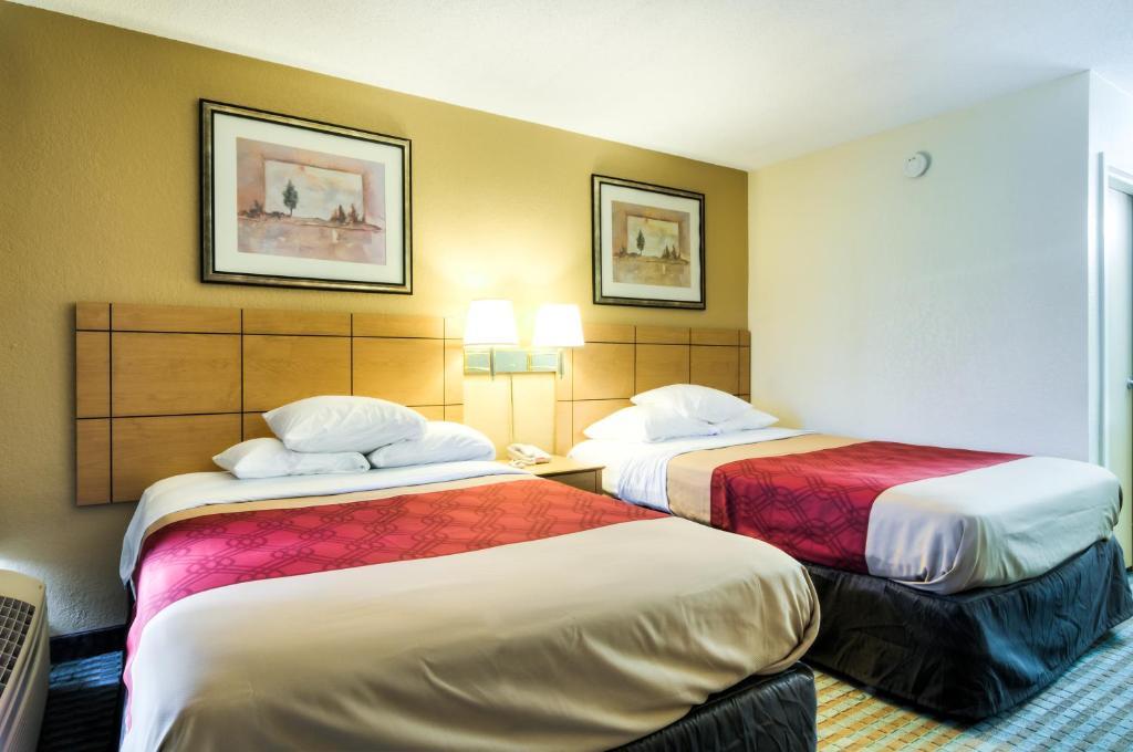Econo Lodge Shorewood Экстерьер фото