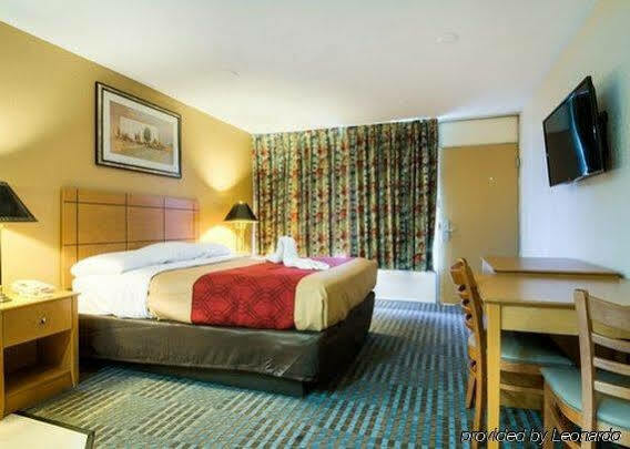 Econo Lodge Shorewood Экстерьер фото