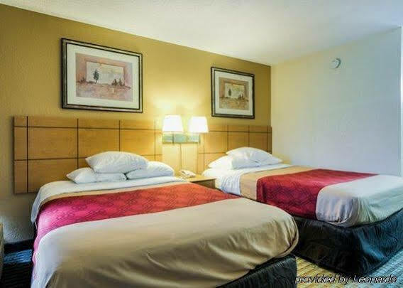 Econo Lodge Shorewood Экстерьер фото