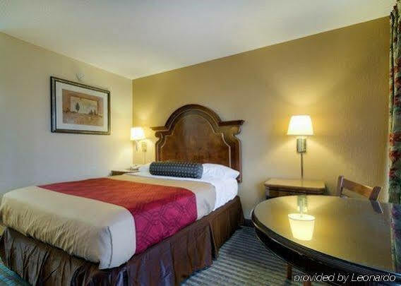 Econo Lodge Shorewood Экстерьер фото