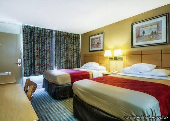 Econo Lodge Shorewood Экстерьер фото